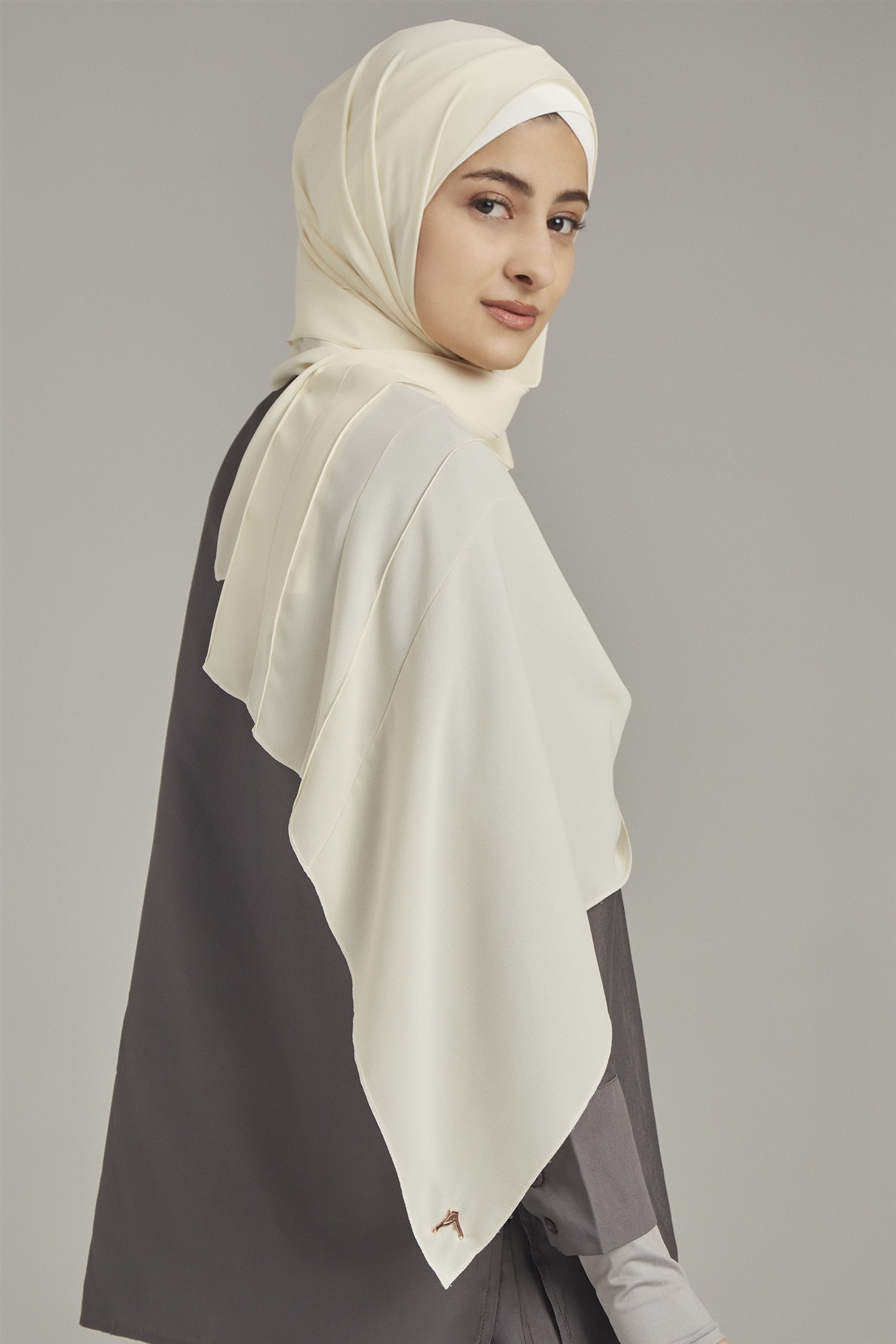 ORIKAMI SLANT-PLEATED SCARF LATTE 2