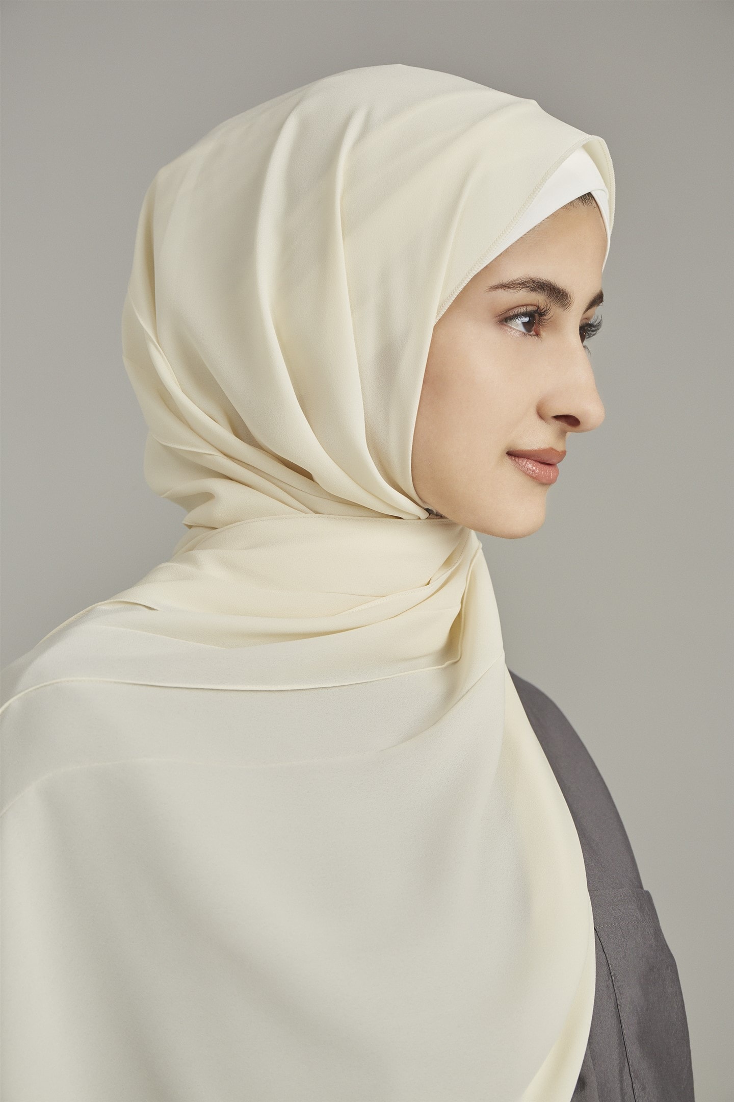 ORIKAMI SLANT-PLEATED SCARF LATTE 4